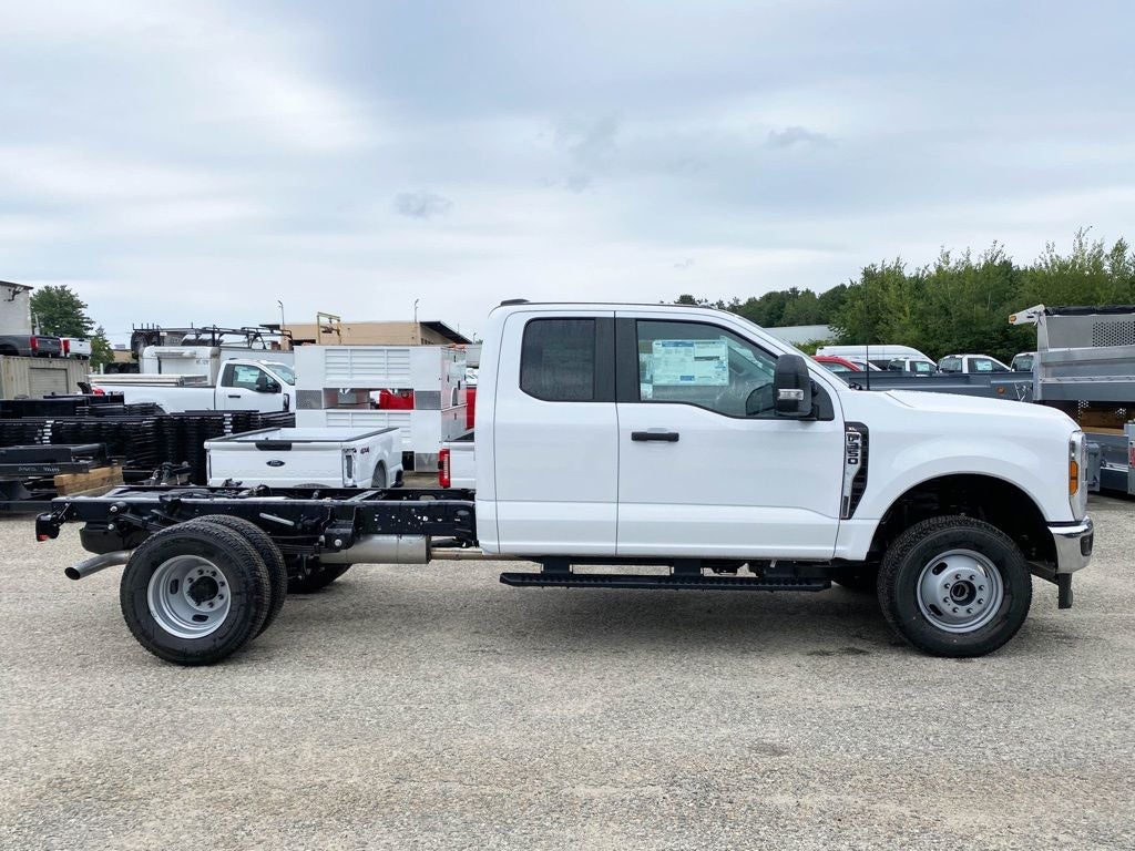 2026 Ford F-350 Chassis XL Super Cab 4x4