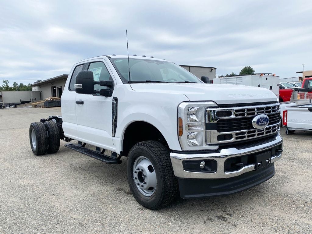 2026 Ford F-350 Chassis XL Super Cab 4x4