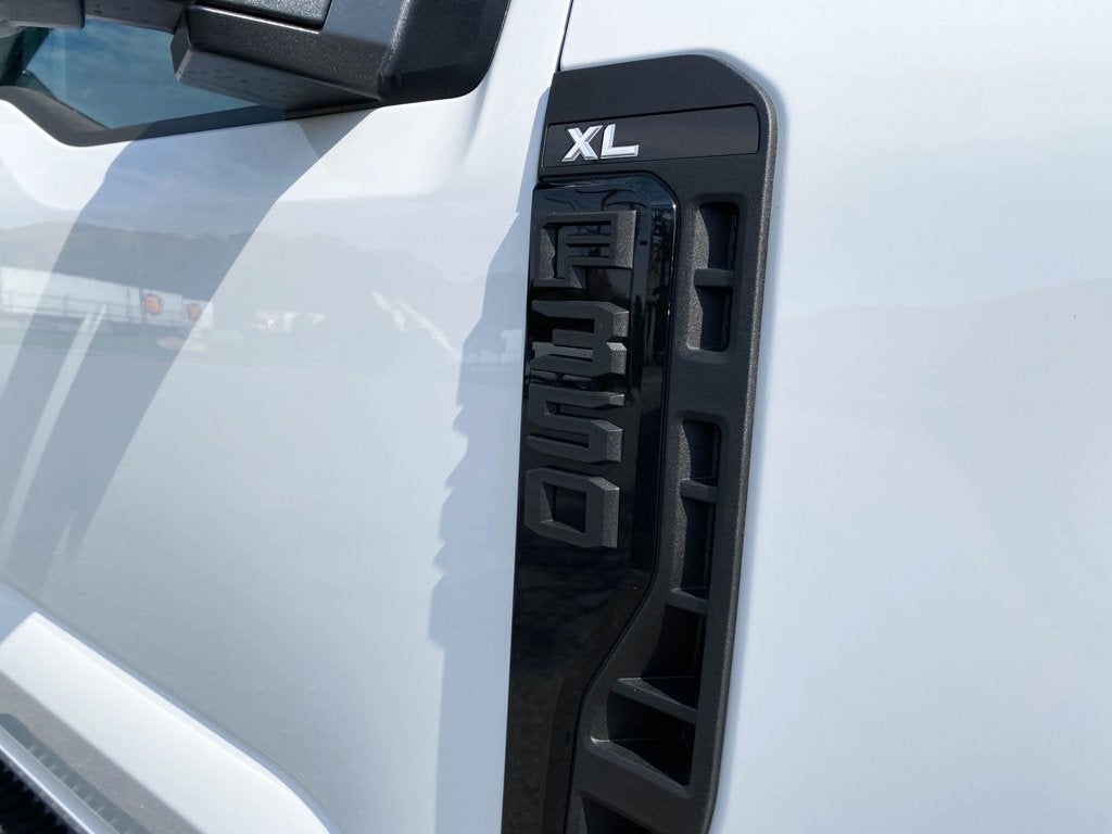 2027 Ford F-350 Chassis XL Regular Cab 4x4