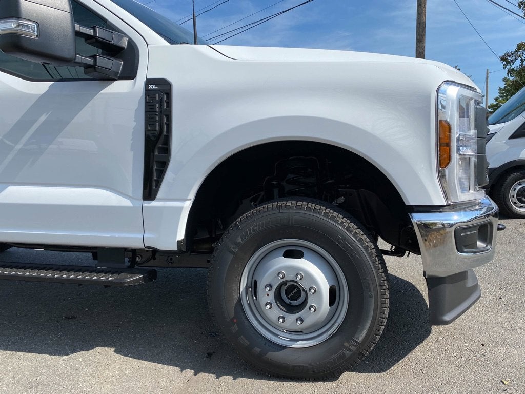 2027 Ford F-350 Chassis XL Regular Cab 4x4