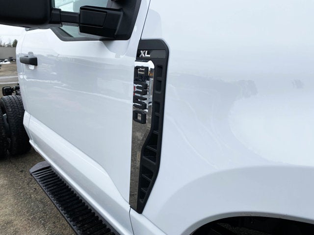 2026 Ford Super Duty F-350 Chassis XL Regular Cab 4x4