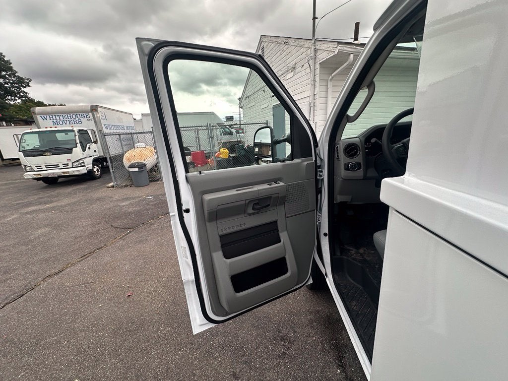 2027 Ford E-Series Cutaway Base