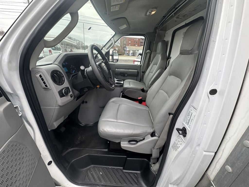 2023 Ford E-350SD FOOT W/LIFT GATE