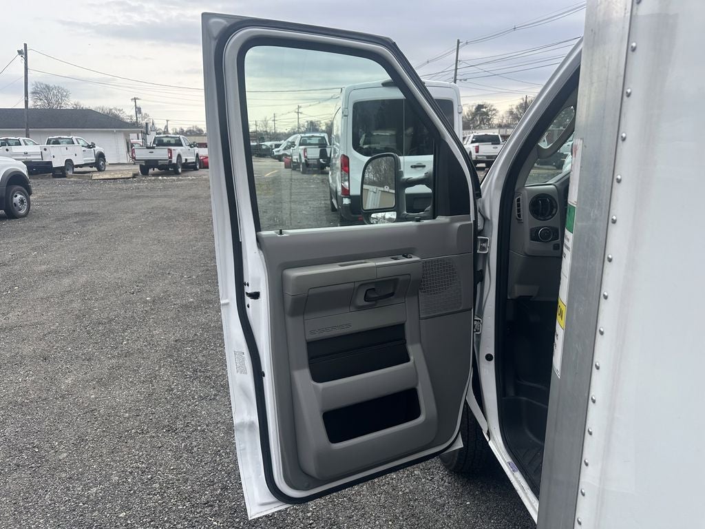2023 Ford E-350SD FOOT W/LIFT GATE